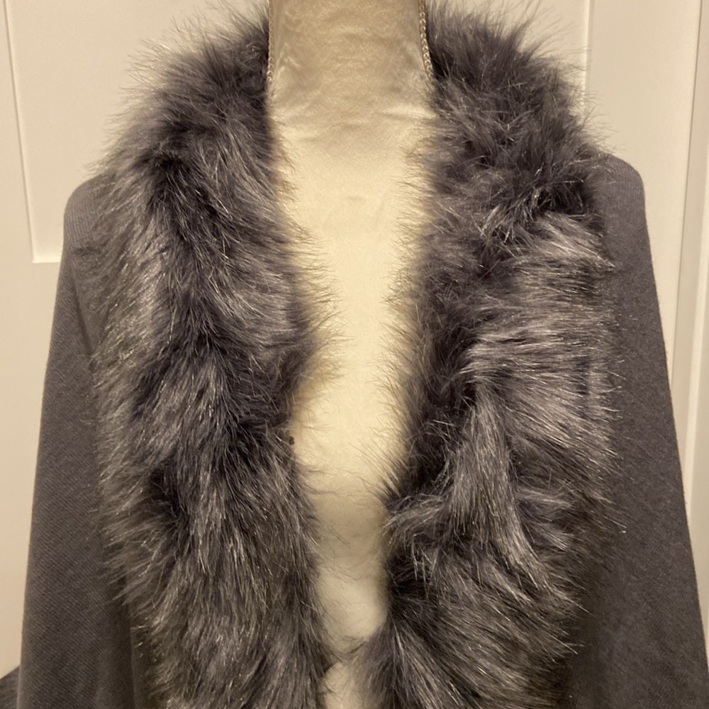 Dolce Cabo Gray Faux Fur Fleece Cape NWT - Picture 2 of 7